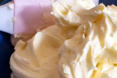 Puszysty krem z mascarpone, przygotowany do dekoracji ciasta.