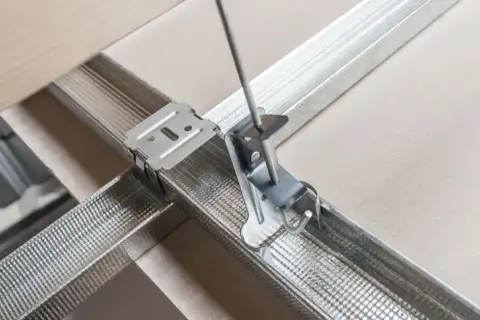 Metalowy stelaż sufitu podwieszanego z profilem UD i wieszakami.