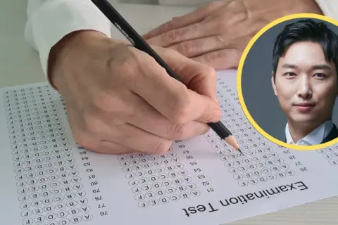 Ręka pisze test, a obok zdjęcie mężczyzny. Czy to on wie, ile iq ma najmądrzejszy człowiek na świecie?