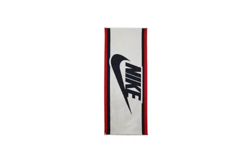 Biały ręcznik Nike z granatowym logo i czerwono-granatowymi paskami po bokach. Idealny na trening.