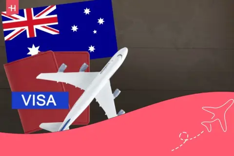 Avión de juguete sobre pasaportes y bandera australiana, listo para tu visa de work and holiday Australia.