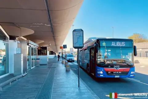 Autobus Alibus na lotnisku, idealny, by dowiedzieć się, jak dojechać z Katanii do Syrakuz.