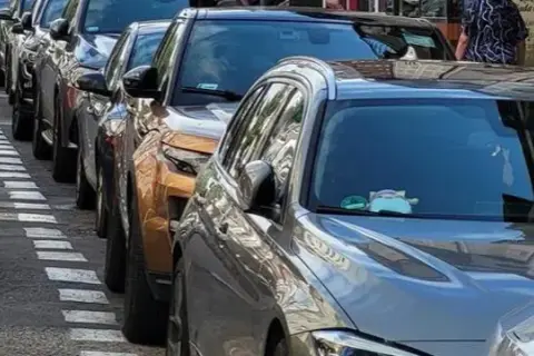 Kołobrzeg: Darmowe parkingi i strategie na sezon. Nie płać!