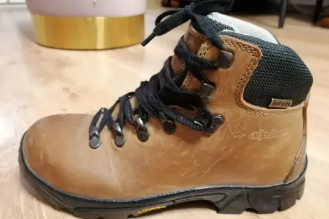 Brązowe buty trekkingowe damskie Alpinus, gotowe na górskie wyzwania.