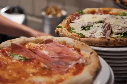 Kiedy jest dzień pizzy? Poznaj daty i tradycje na całym świecie