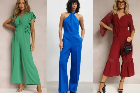 Trzy kobiety prezentują eleganckie kombinezony: zielony z falbankami, niebieski z wiązaniem na szyi i czerwony z koronkowymi rękawami.