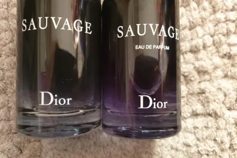 Dwa flakony Dior Sauvage Parfum 100ml na puszystym tle.