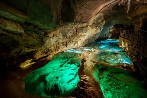 La grotte de la Cocalière révèle des bassins d'eau turquoise et émeraude. La durée de la visite permet d'admirer ces merveilles souterraines.