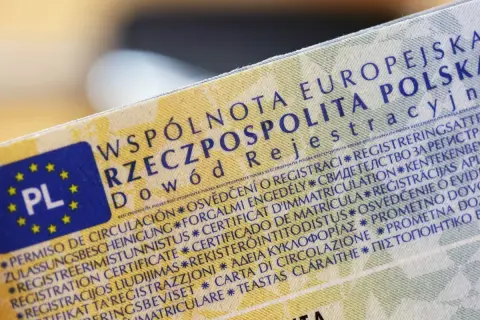 Dowód rejestracyjny z napisem "WSPÓLNOTA EUROPEJSKA RZECZPOSPOLITA POLSKA". Widać symbol PL i gwiazdki UE. Brak miejsca w dowodzie rejestracyjnym.