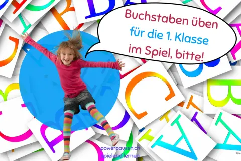 Fröhliches Kind springt vor bunten Buchstaben. Die Sprechblase sagt: "Buchstaben üben für die 1. Klasse im Spiel, bitte!
