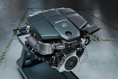 Potente motor 6 cilindros AMG, listo para la acción.