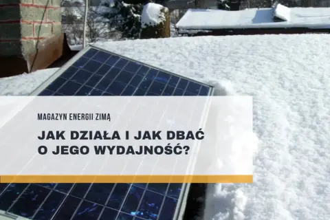 Panel słoneczny na dachu pokrytym śniegiem, symbolizujący niezależność energetyczną off grid zimą.