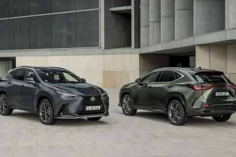 Dwa eleganckie Lexusy NX, jeden ciemnoszary, drugi oliwkowy, prezentują się na tle nowoczesnej architektury. Zastanawiasz się nad ich lexus nx spalanie?