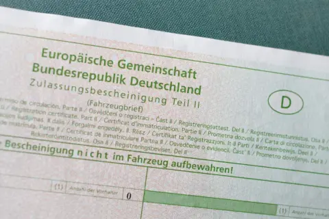Zulassungsbescheinigung Teil II (Fahrzeugbrief) für das Auto. Wichtig für die Ummeldung ohne Kaufvertrag.