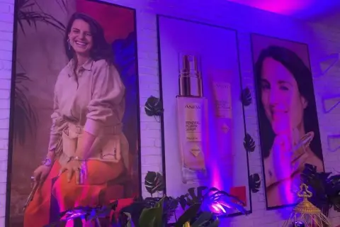 Plakaty reklamowe z kobietami i kosmetykami. Na jednym z nich widać serum z napisem protinol co to jest, kluczowy składnik odmładzający.