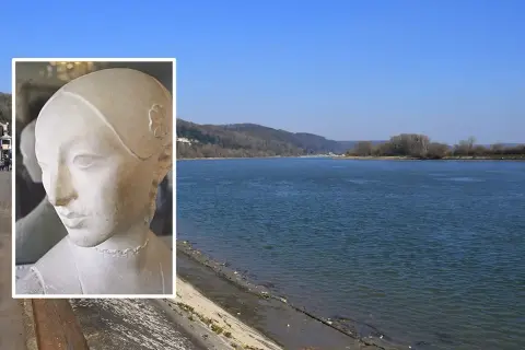 Buste en marbre d'une femme, évoquant la beauté intemporelle de Villequier, lieu cher à Victor Hugo. Le fleuve paisible en arrière-plan complète ce tableau empreint d'histoire.