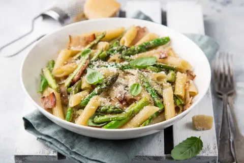 Penne z chrupiącymi szparagami, boczkiem i parmezanem. Pyszny makaron ze szparagami, idealny na wiosenny obiad.