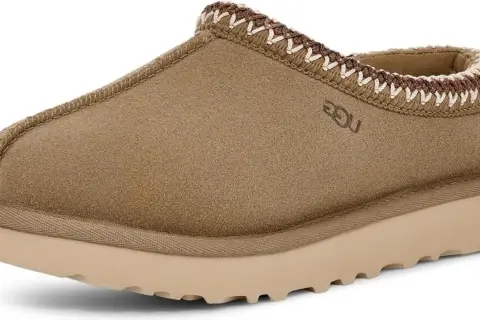 Pantofola marrone con bordo intrecciato, logo UGG. Un esempio di come riconoscere gli ugg originali vs fake.
