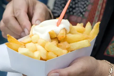 Gorące, chrupiące frytki z majonezem, które przypominają o tym, skąd pochodzą frytki – z Belgii!