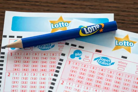 Ołówek na kuponach Lotto. Marzenie o tym, jak trafić 7 liczb w Multi Multi, zaczyna się od zaznaczenia pól.