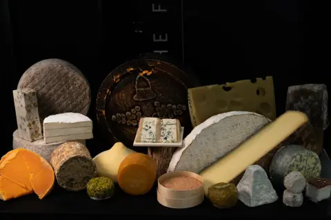 Sélection de fromages variés, un festin pour les yeux. Christophe, fromager passionné, a réuni ces délices.