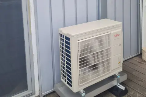 Fujitsu Außengerät auf einer Terrasse. Informieren Sie sich über die klimaanlage einbauen kosten.