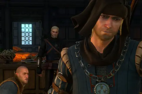 Geralt z Rivii w tle, podczas gdy dwaj mężczyźni w strojach z epoki omawiają spisek w Wiedźminie 3.