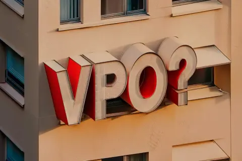 Letras corpóreas "VPO?" en una fachada. ¿Te pueden echar de una vivienda de protección oficial?