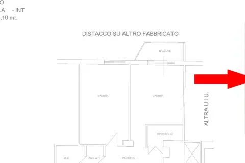 Pianta di un'unità immobiliare con camere, bagno, ripostiglio e balcone. Indicazioni su distacco e particella.