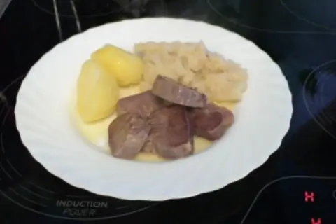 Sonntagsbraten mit Kartoffeln und Sauerkraut. So lecker, das ist, was ich am Sonntag koche!
