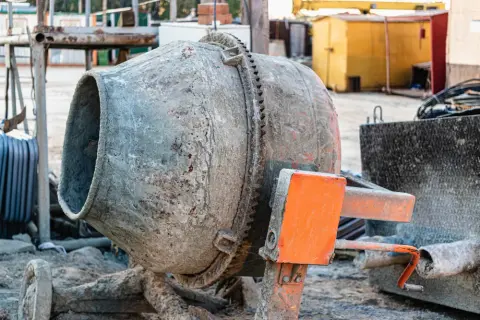 Beton z gruszki czy betoniarka? Porównanie, które oszczędzi Twoje pieniądze.