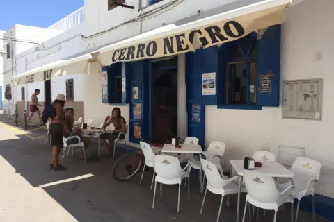 Gente disfrutando de un día soleado para tapear en las negras, en el bar "Cerro Negro".