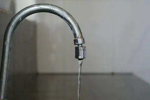 Słaby strumień wody z kranu. To objawy za mało wody w instalacji.