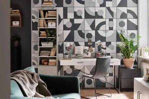Jak urządzić mały pokój dla dorosłych: biurko, regał z książkami, wygodna sofa i geometryczna tapeta tworzą funkcjonalną przestrzeń.