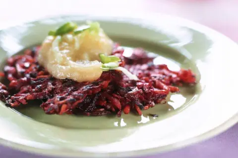 Rote Bete Reibekuchen mit Apfelmus, eine köstliche Idee für Rezepte mit fertigen Reibekuchenteig.