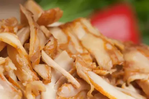 Soczyste mięso z rożna, idealne do kebaba. Gdzie kupić mbm kebab? Sprawdź w swojej okolicy!