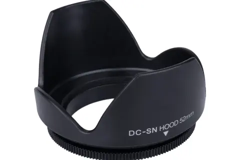 Czarna osłona przeciwsłoneczna na obiektyw z napisem "DC-SN HOOD 52mm".