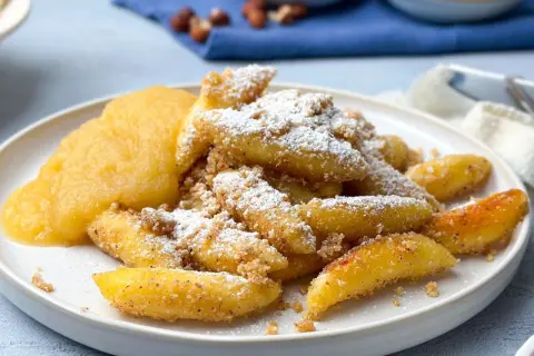 Schupfnudeln mit Apfelmus, bestäubt mit Puderzucker und Zimt. Ein Klassiker, der immer schmeckt!