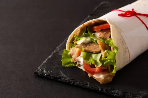 Kebab w tortilli: ile ma kalorii? Sprawdź i wybierz mądrze!