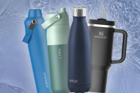 Vier stilvolle Trinkflaschen für Erwachsene, darunter Stanley und LARQ, vor einem Hintergrund mit Wasserwellen. Die beste Trinkflasche erwachsene für jeden Anlass.
