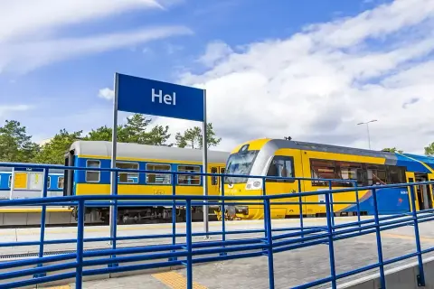 Gdańsk Hel: Jak dojechać? Pociąg, prom, auto wybierz najlepszy!