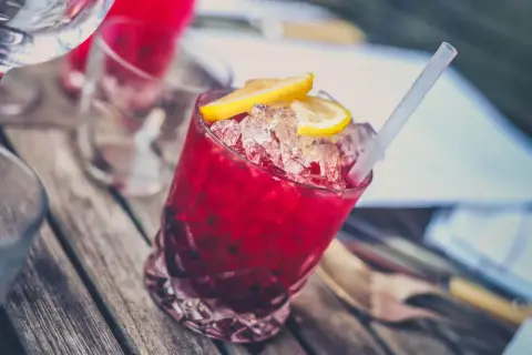 Orzeźwiające drinki z grenadyną i Sprite, ozdobione plasterkami cytryny i lodem, czekają na stole.