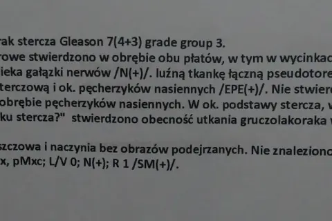 Wynik badania histopatologicznego: gruczolakorak stercza nacieka gałązki nerwów i tkankę tłuszczową, co wskazuje na zły wynik badania histopatologicznego.
