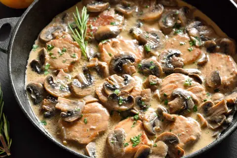 Un délicieux sauté de porc champignon, baignant dans une sauce crémeuse, garni de romarin frais.
