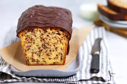 Ein saftiger Ameisenkuchen mit Schokoladenglasur, perfekt für das nächste Kaffeekränzchen. Dieses Ameisenkuchen Rezept ist ein Genuss!