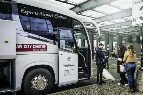 Autobus Express Airport Shuttle do centrum Mediolanu czeka na pasażerów.