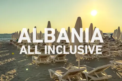 Słoneczna plaża w Albanii, rzędy leżaków i parasoli. Idealne miejsce na wczasy samolotem all inclusive.