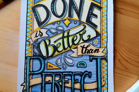 Detalle de **dibujos preciosos** con la frase "Done is better than perfect" en letras decoradas, con colores vibrantes y patrones.