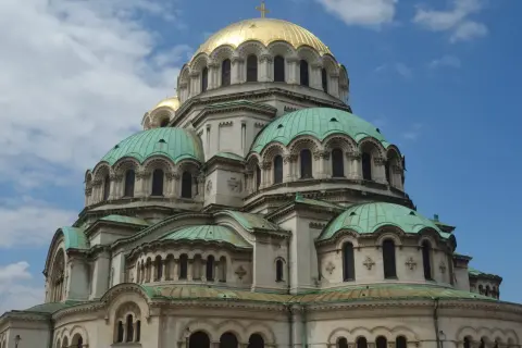 Katedra Aleksandra Newskiego w Sofii, z jej złotą kopułą i zielonymi dachami, góruje nad błękitnym niebem.