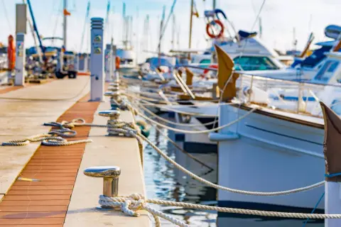 Moli con cime di barca a vela ormeggiate, pronte per la navigazione.